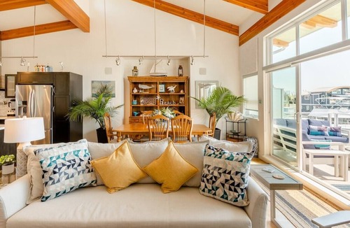 Lower Lonsdale Boat Rental | * Sailor's View * Floating Home Ocean Retreat