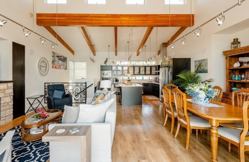 Lower Lonsdale Boat Rental | * Sailor's View * Floating Home Ocean Retreat
