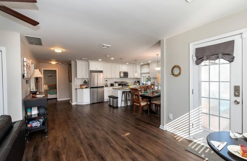 Villas House | Salty Pup. New, spacious, renovated house! PET FRIENDLY large fenced yard!