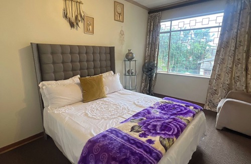 Greater Johannesburg Metropolitan Area Bed & Breakfast | Sandton 6-Bed Luxury Retreat Pool AC Perfect for Families & Groups
