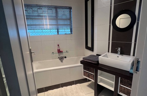Greater Johannesburg Metropolitan Area Bed & Breakfast | Sandton 6-Bed Luxury Retreat Pool AC Perfect for Families & Groups