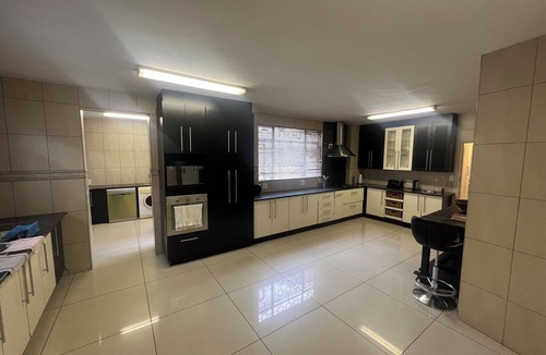 Greater Johannesburg Metropolitan Area Bed & Breakfast | Sandton 6-Bed Luxury Retreat Pool AC Perfect for Families & Groups