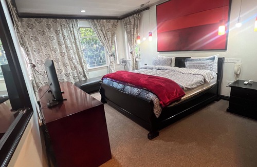 Greater Johannesburg Metropolitan Area Bed & Breakfast | Sandton 6-Bed Luxury Retreat Pool AC Perfect for Families & Groups