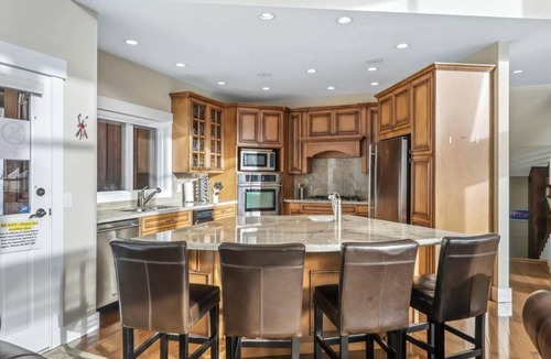 Sundance Estates Ski Chalet | Sasquatch Lodge: Spacious Family Friendly Chalet, 4BR w/Hot Tub and Sauna