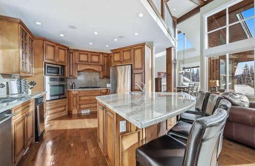 Sundance Estates Ski Chalet | Sasquatch Lodge: Spacious Family Friendly Chalet, 4BR w/Hot Tub and Sauna