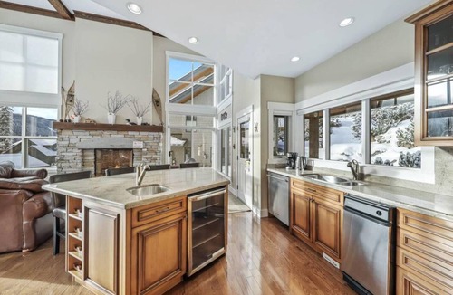 Sundance Estates Ski Chalet | Sasquatch Lodge: Spacious Family Friendly Chalet, 4BR w/Hot Tub and Sauna