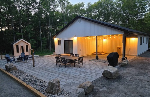 Armour Cottage | Sauna Retreat Near Burk's Falls | Games Room Bocce Court Fire Pit Starlink