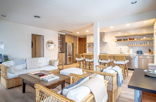 Warm Springs Condo | Sawtooth Ski Condo - Hot Tub + Walk to Ski Slopes!