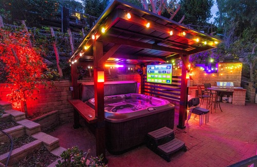 Canoga Park House | Scenic Canyon 4-Bed Retreat: Hot Tub, Hiking Trails, EV Charger & Private Garden