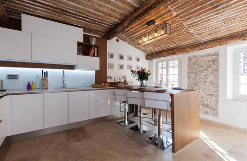 Antibes Old Town Apartment | Sea View Retreat · Old Town Antibes · 3BR Home with Terrace & Jacuzzi