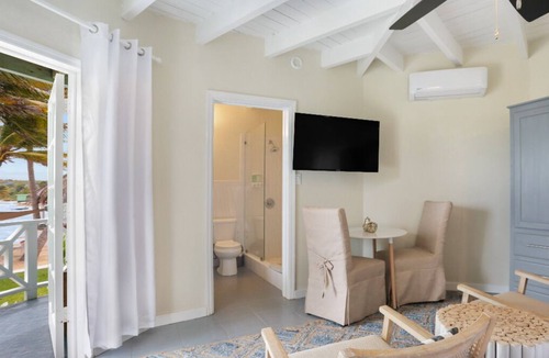 Sea Rocks Apartment | Seabreeze Oceanfront 1 BDRM - Arawak Beach Club