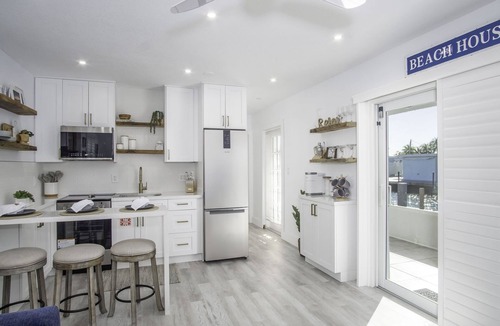 Little Venice House | Seaside Cottage Adorable 1 bed 1 bath Home w/Jacuzzi & 50 ft of dockage with a