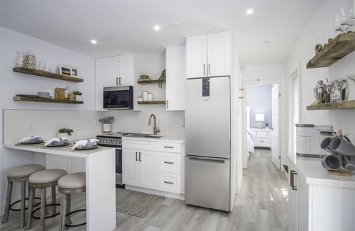 Little Venice House | Seaside Cottage Adorable 1 bed 1 bath Home w/Jacuzzi & 50 ft of dockage with a