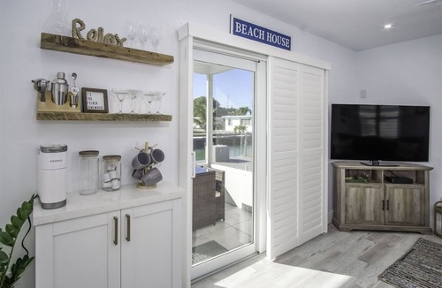 Little Venice House | Seaside Cottage Adorable 1 bed 1 bath Home w/Jacuzzi & 50 ft of dockage with a