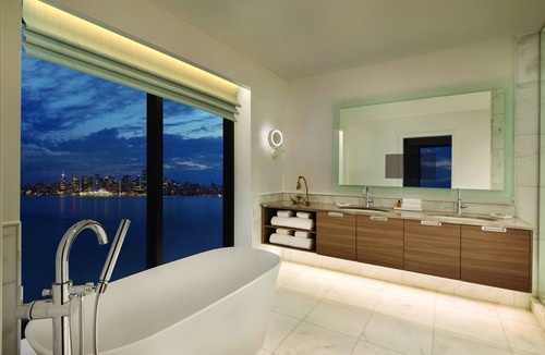 Lower Lonsdale Hotel | Seaside Hotel North Vancouver