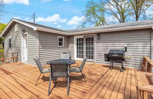 Sunrise Beach House | Secluded 2BR Cabin - Community Dock - Lake Access