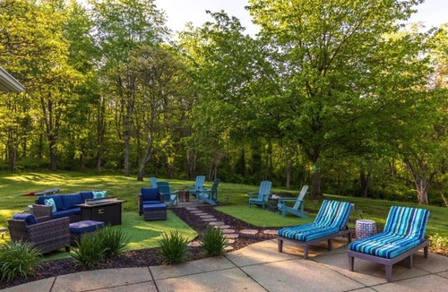 Logan House | Secluded Lake Luxury. Free kayaks, canoe & rowboat.