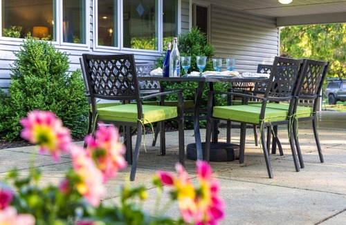 Logan House | Secluded Lake Luxury. Free kayaks, canoe & rowboat.