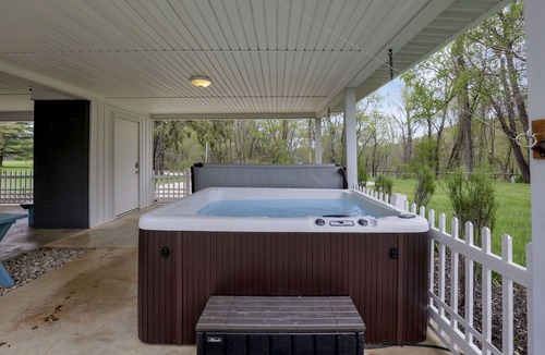 Logan House | Secluded Lake Luxury. Free kayaks, canoe & rowboat.