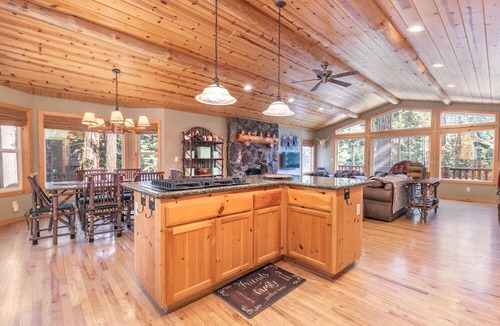 Carnelian Bay House | Secret Garden Luxury 4BR Hot Tub, Walk to Lake and Dining
