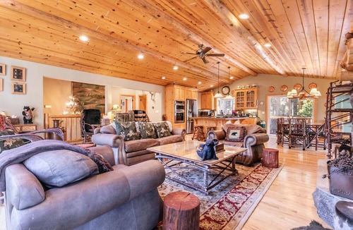Carnelian Bay House | Secret Garden Luxury 4BR Hot Tub, Walk to Lake and Dining