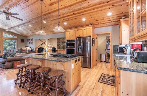 Carnelian Bay House | Secret Garden Luxury 4BR Hot Tub, Walk to Lake and Dining