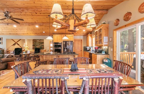 Carnelian Bay House | Secret Garden Luxury 4BR Hot Tub, Walk to Lake and Dining
