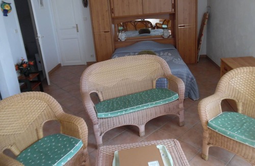 Saint-Jeannet Apartment | Self-catering studio in a villa with pool