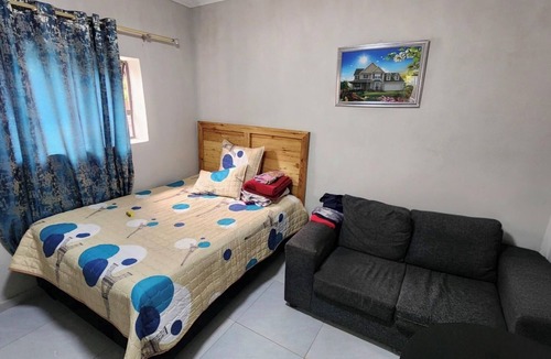 Greater Johannesburg Metropolitan Area Cabin | Serene 12-bedroom lodge in Johannesburg perfect for group getaways