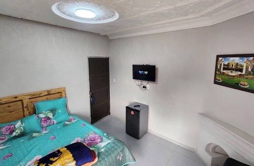 Greater Johannesburg Metropolitan Area Cabin | Serene 12-bedroom lodge in Johannesburg perfect for group getaways