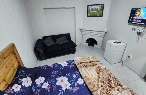 Greater Johannesburg Metropolitan Area Cabin | Serene 12-bedroom lodge in Johannesburg perfect for group getaways
