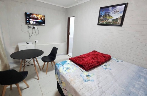 Greater Johannesburg Metropolitan Area Cabin | Serene 12-bedroom lodge in Johannesburg perfect for group getaways