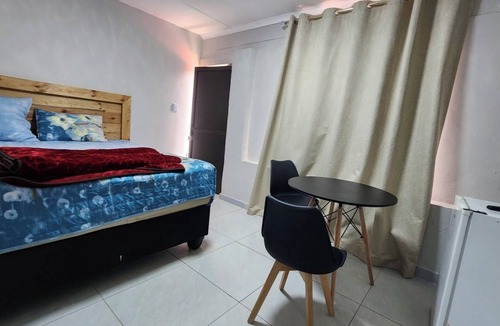 Greater Johannesburg Metropolitan Area Cabin | Serene 12-bedroom lodge in Johannesburg perfect for group getaways