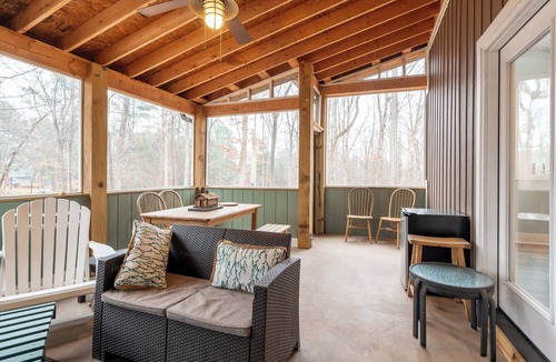 Burlington House | Serene 4br Country Retreat Awaits - Near Greensboro and Elon University!