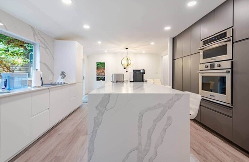 West Vancouver House | Serene 5-BR Nature Retreat w/Hot Tub