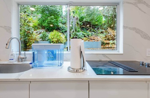 West Vancouver House | Serene 5-BR Nature Retreat w/Hot Tub