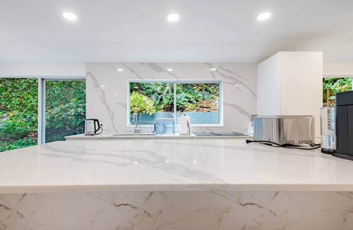 West Vancouver House | Serene 5-BR Nature Retreat w/Hot Tub