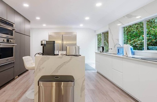West Vancouver House | Serene 5-BR Nature Retreat w/Hot Tub