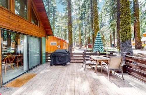 Tahoe Pines House | Serene cabin with expansive deck grill fireplace - near skiing - walk to beach