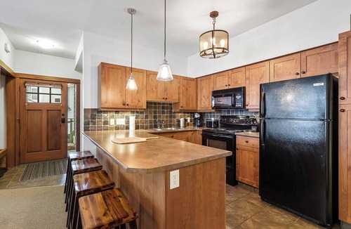 Sun Peaks Condo | Settler's Crossing 49: Modern, Pet Friendly, 2BDRM Condo w/Hot Tub