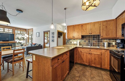 Sun Peaks Condo | Settler's Crossing 49: Modern, Pet Friendly, 2BDRM Condo w/Hot Tub