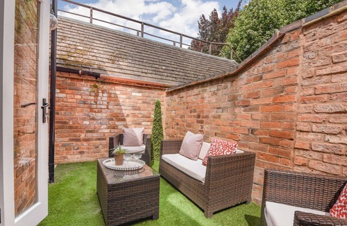 City Centre Cottage | Shakespeare Cottage - a cottage that sleeps 6 guests in 3 bedrooms