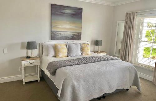 Sandbaai House | Shore's Edge Luxury Oceanfront Home
