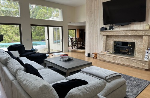 Wainscott House | Single family home walking distance to the Beach!