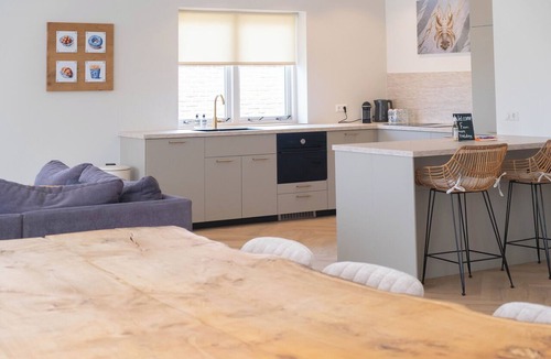 Egmond-Binnen Apartment | Sint Adelbertus, Prachtige Luxe Woning Boven de Ijssalon in het Centrum