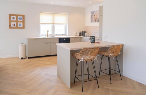 Egmond-Binnen Apartment | Sint Adelbertus, Prachtige Luxe Woning Boven de Ijssalon in het Centrum