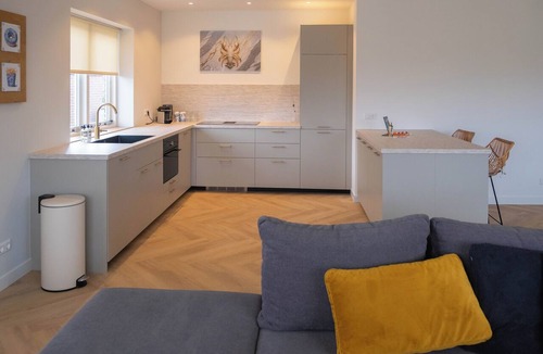 Egmond-Binnen Apartment | Sint Adelbertus, Prachtige Luxe Woning Boven de Ijssalon in het Centrum