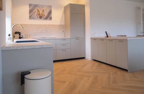 Egmond-Binnen Apartment | Sint Adelbertus, Prachtige Luxe Woning Boven de Ijssalon in het Centrum