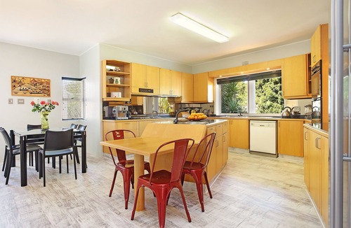 Constantia Villa | Situated in the Constantia Valley bordering the world famous G. C. vineyards