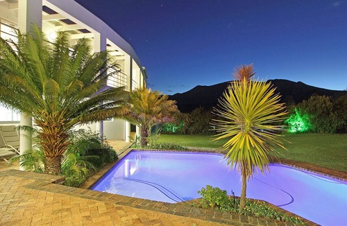 Constantia Villa | Situated in the Constantia Valley bordering the world famous G. C. vineyards